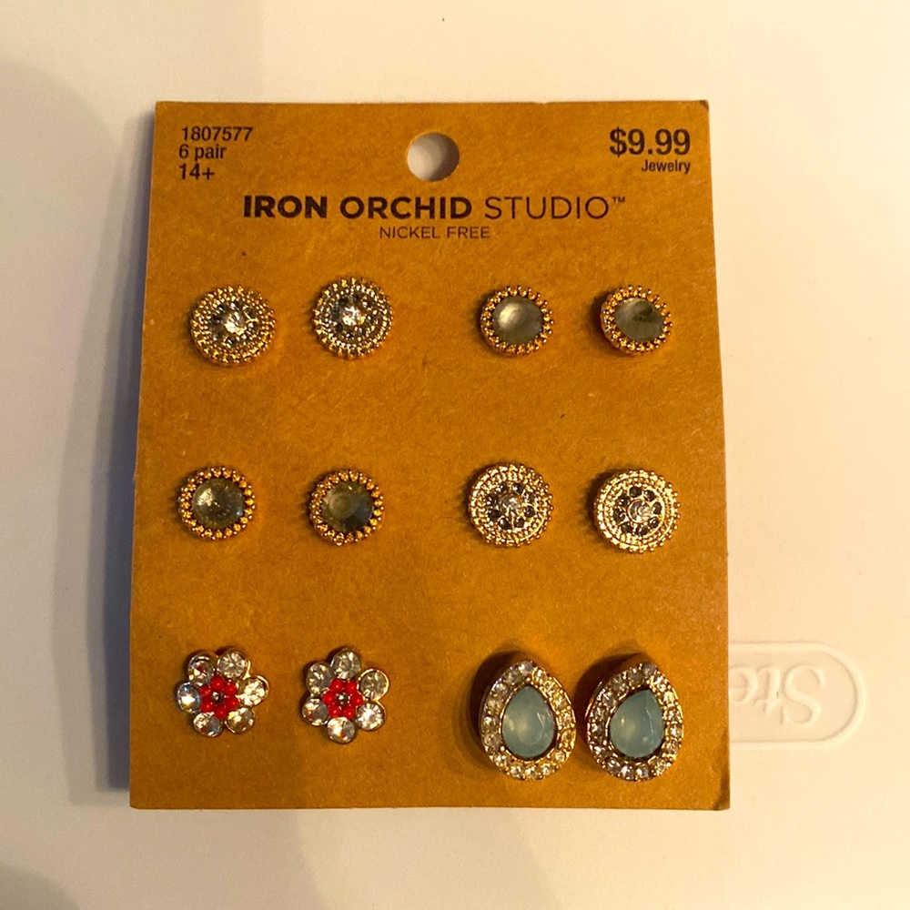 STUD EARRINGS!